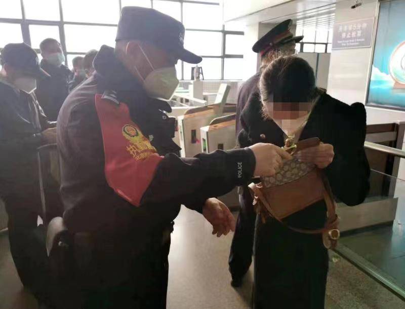 苹果韩版查找朋友:北京铁警提示旅客出行时要保管好财物防遗失-第1张图片-太平洋在线下载